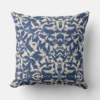 Coussin Jeter Pillow pigeons blancs en bleu arrière - plan