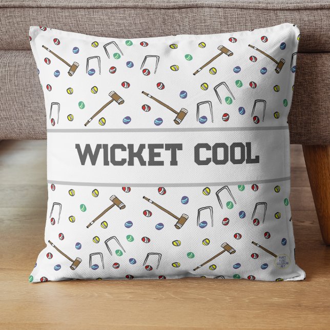 Coussin Jeu de Croquet Cool en Wicket illustrée main (Revel in whimsy and sophistication as you relax in the company of our unique 'Wicket Cool' pillow.)