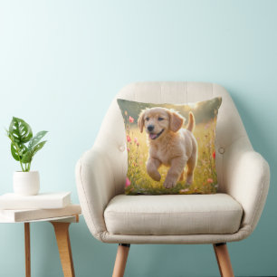 Coussin Jeune chiot Retriever doré courant dans un pré
