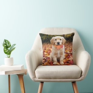 Coussin Jeune chiot Retriever doré dans des feuilles d'aut