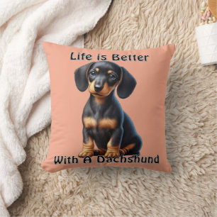 Coussin Jeune Dachshund assis et regardant avec innocence 