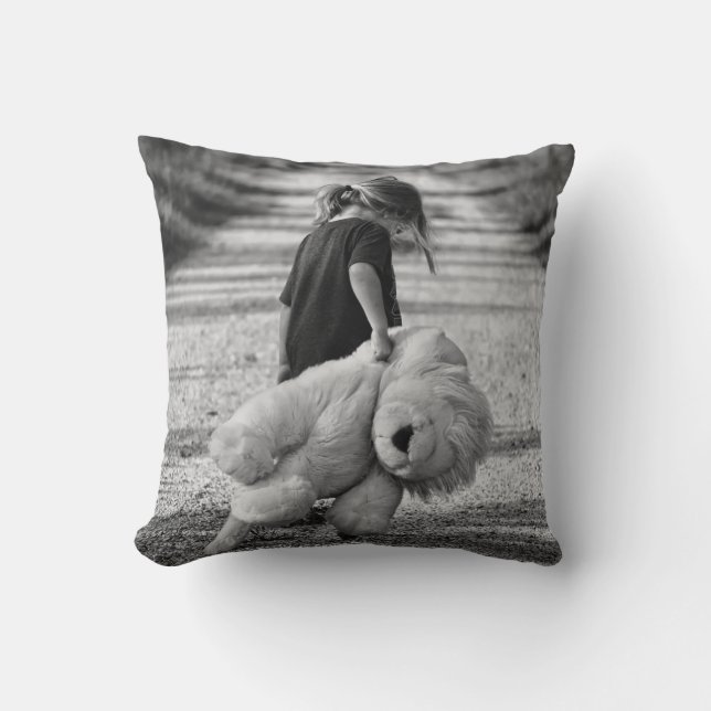 Coussin Jeune fille Marcher seule avec son ours (Recto)