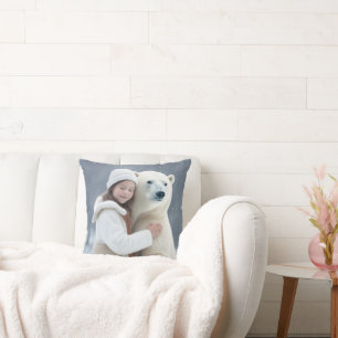 Coussin Jeune fille qui embrasse un ours polaire