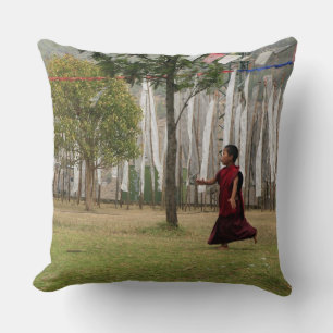 Coussin Jeune moine et drapeaux de prière