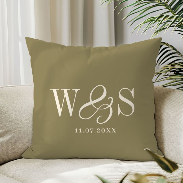 Coussin Jeunes mariés élégants vert olive initial (Créateur téléchargé)