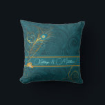 Coussin Jeunes mariés Teal Peacock et nom personnalisé Gol<br><div class="desc">Cet oreiller charmant pour les jeunes mariés est recto-verso et présente un imprimé paisley sarcelle avec des anneaux de mariage dorés,  des volutes,  des plumes de paon et est personnalisé avec les noms des mariés. C'est un beau cadeau de mariage.</div>
