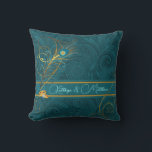 Coussin Jeunes mariés Teal Peacock et nom personnalisé Gol<br><div class="desc">Cet oreiller charmant pour les jeunes mariés est recto-verso et présente un imprimé paisley sarcelle avec des anneaux de mariage dorés,  des volutes,  des plumes de paon et est personnalisé avec les noms des mariés. C'est un beau cadeau de mariage.</div>