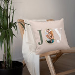 Coussin Joie & Amour Type moderne Géométrique Famille Phot<br><div class="desc">Moderne et élégant thème de Noël joie jetez un oreiller design. Le design comporte le mot "JOY" avec la lettre "O" créée avec votre propre photo de famille personnalisée. Un cercle concentrique géométrique en faux or moderne encadre la photo. L'envers dispose d'un motif de cercle concentrique géométrique en faux or...</div>