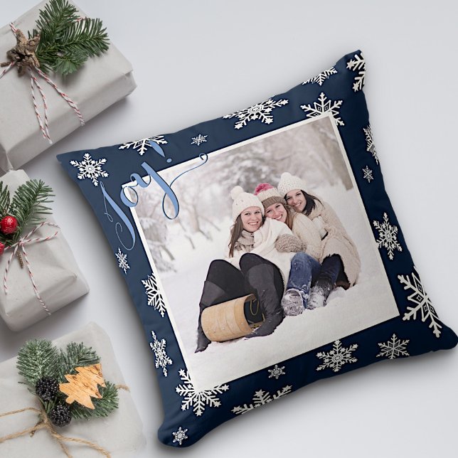 Coussin Joie ! Photo de vacances Marine Blue & White Snowf (In Situ with Christmas Packages)