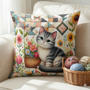 Coussin Joli chat sur courtepoint fleuri, art cottagecore