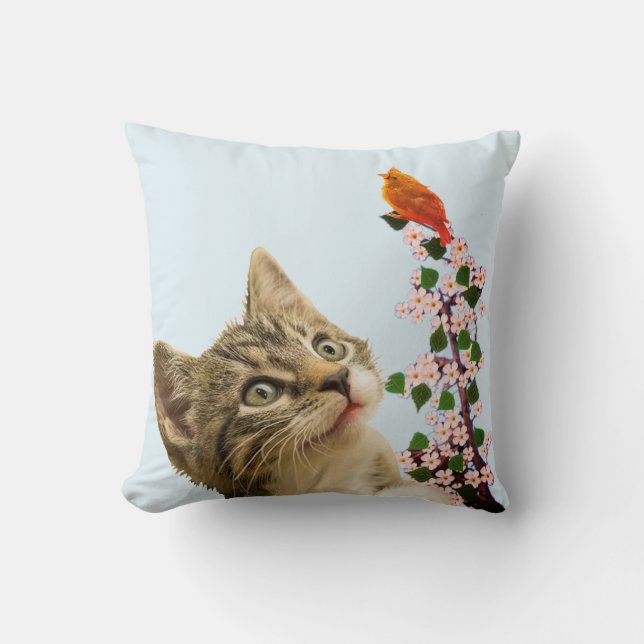 Coussin Joli chat tabby et petit oiseau sur fond bleu clai (Recto)