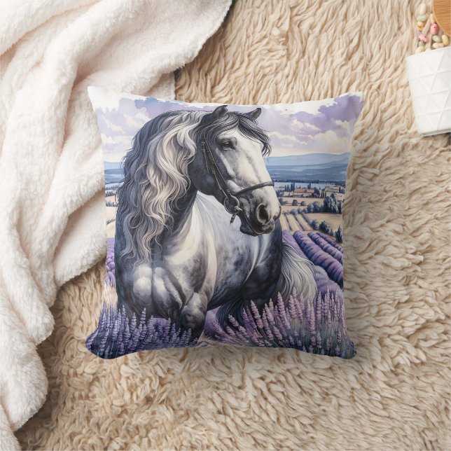 Coussin Joli cheval gris debout dans la lavande (Couverture)