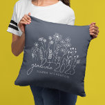 Coussin Joli diplômé en fleurs Fleur sauvage moderne rétro<br><div class="desc">L'Oreiller à lancer moderne moderne Fleur sauvage est l'ajout parfait à votre décor maison! Cette coussin tendance et élégante présente un beau design fleur sauvage d'été, avec des fleurs dessinées à l'effigie de fantaisie et des pétales botaniques délicats qui fleurissent dans toutes les directions. Le style rétro moderne apporte une...</div>