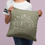 Coussin Joli diplômé en fleurs Fleur sauvage moderne rétro<br><div class="desc">L'Oreiller à lancer moderne moderne Fleur sauvage est l'ajout parfait à votre décor maison! Cette coussin tendance et élégante présente un beau design fleur sauvage d'été, avec des fleurs dessinées à l'effigie de fantaisie et des pétales botaniques délicats qui fleurissent dans toutes les directions. Le style rétro moderne apporte une...</div>