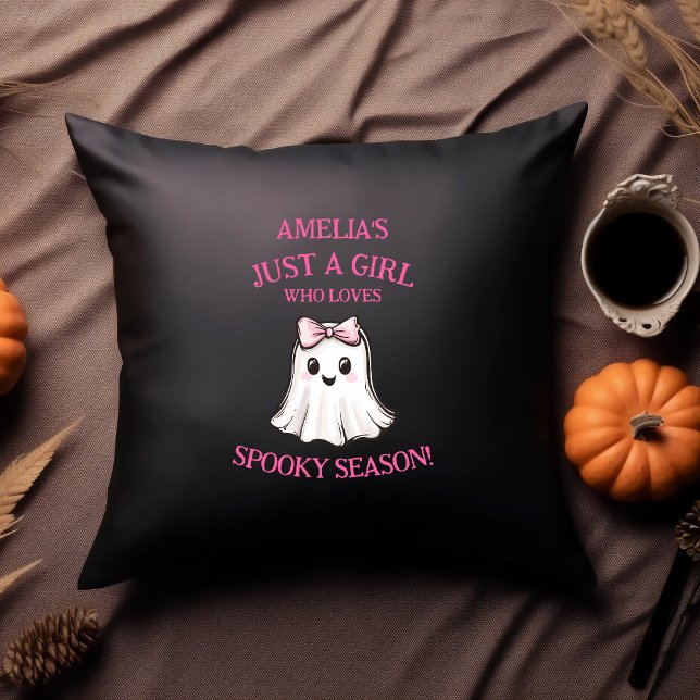 Coussin Joli Fantôme Saison Effrayante Halloween  (Just a girl who loves spooky season cute custom Halloween Pillow)