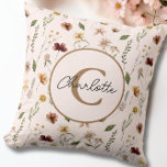 Coussin Joli Monogramme floral rose pâle<br><div class="desc">Élégant Oreiller à lancer monogramme rose floral</div>
