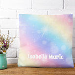 Coussin Joli Pastel Rainbow Sparkle Personnalisé Fille<br><div class="desc">Décorez la chambre de votre petite fille d'un joli coussin pétillant arc-en-ciel pastel qui porte le nom de votre enfant dans une jolie écriture blanche. Ce décor magique de chambre d'enfant illustre l'enchantement de l'enfance.</div>