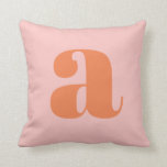 Coussin Joli Pastel rose orange Monogramme rétro Lettres<br><div class="desc">Cet oreiller design à lancer met en vedette votre monogramme dans le corail sur un arrière - plan rose pastel en lettrage rétro. Super idée cadeau !</div>