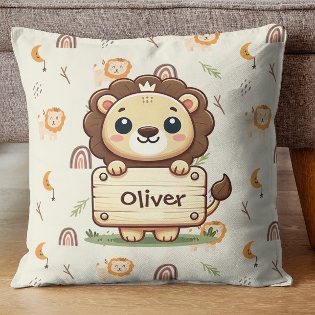 Coussin Joli petit lion avec un panneau de nom (Créateur téléchargé)