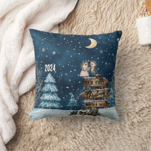 Coussin Joli premier Noël de jeunes mariés en montagne