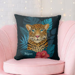 Coussin Jolie jungle léopard Art Floral | Noir | Nom<br><div class="desc">Ce joli oreiller à jetons présente un léopard dessiné à la main et peint, avec des feuilles de jungle tropicale dans les tons bleus, ainsi qu'une fleur d'hibiscus rose vif, sur un arrière - plan de couleur personnalisé (en bleu marine foncé). Un modèle texte est inclus pour faciliter la personnalisation....</div>