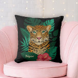 Coussin Jolie jungle léopard Art Floral | Noir | Nom<br><div class="desc">Ce joli oreiller à jetons présente un léopard dessiné à la main, peint à la main, avec des feuilles de jungle tropicale et une fleur d'hibiscus rose vif sur un arrière - plan de couleur (en noir). Un modèle texte est inclus pour faciliter la personnalisation. Moderne et coloré - fait...</div>
