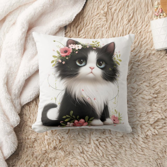 Coussin Jolie Tuxedo Kitten avec des fleurs Jeu d'oreiller (Couverture)