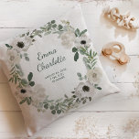 Coussin Jolies fleurs blanches et vertes statistiques de n<br><div class="desc">Ce joli coussin de naissance de bébé présente une couronne fleurie avec des fleurs blanches et grises douces, des feuilles verts et du feuillage, dans une couronne sur un arrière - plan blanc simple. Ajoutez le nom de votre bébé dans un script moderne tendance, et ajoutez toutes les statistiques de...</div>