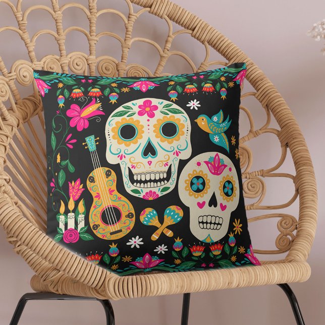 Coussin Jour des crânes de sucre d'art mort (Day of the Dead Pillow with Mexican theme and sugar skulls from my Dia de los Muertos collection)