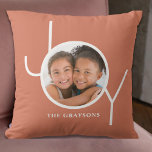 Coussin Joy Photo<br><div class="desc">Ce Coussin photo de Noël élégant est décoré avec le mot JOY dans la typographie blanche moderne sur un arrière - plan en terre cuite. il fait un grand souvenir de famille. Facilement personnalisable avec votre photo et votre nom.</div>