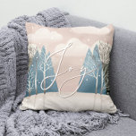Coussin Joy Woodland Fêtes de Noël. Forêt hivernale<br><div class="desc">"Joy" Noël Jetez l'oreiller avec la nature boisée nordique dans les couleurs bleu-rose pour les vacances d'hiver.</div>