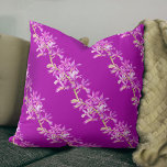 Coussin Joyau violet orchidée fleurie aquarelle art<br><div class="desc">Aquarelle botanique peinte à la main Phaiocalanles fleurs d'orchidées violettes répéter coussin coussin motif. D'autres articles assortis et des articles mariages sont disponibles dans cette conception d'orchidées de bijoux. © Couleur d'aquarelle d'origine peinture et design de Sarah Trett pour www.mylittleeden.com sur Zazzle.</div>