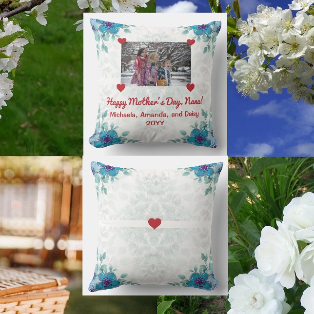 Coussin Joyeuse fête des mères Nana Grandma Photo Noms Flo (Happy Mother's Day, Nana! Elegant floral pillow with a personalized photo held up by red hearts)