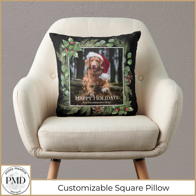 Coussin Joyeuses Fêtes Couronne de feuillage pour photo de (Happy Holidays Pet Photo Wreath Greenery Botanical Throw Pillow with Your Name, Year, Photo.)