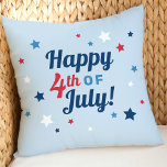 Coussin Joyeux 4 juillet rouge blanc et bleu patriotique<br><div class="desc">Stylish patriotic Quart de Juillet Jouer la conception d'oreiller dispose d'une "Happy 4 juillet" citation script typographie design texte en rouge,  blanc,  bleu,  et bleu marine avec accents d'étoiles et bleu clair arrière - plan couleur.</div>