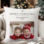 Coussin "Joyeux cadeau de Noël personnalisé avec photo<br><div class="desc">"Célébrez la saison des Fêtes avec ce Joyeux Coussin de Noël personnalisé, avec espace pour une photo et un nom personnalisés. Parfait pour un cadeau unique et réfléchi, ce coussin douillet apporte une touche personnelle au décor de vacances. Le design festif propose un accueil joyeux "Joyeux Noël", idéal pour les...</div>