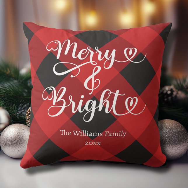 Coussin Joyeux et brillant personnalisé rouge plaid Noël (Merry and Bright Custom Red and Black Plaid Christmas Pillow with Family Name, Year.)