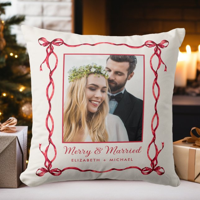 Coussin Joyeux et Marié Photo de Mariage de Noël (Merry And Married Wedding Photo Christmas Throw Pillow)