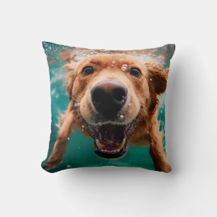 Coussin Joyeux Golden Retriever nager sous l'eau