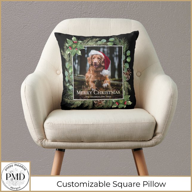 Coussin Joyeux Noël Couronne de photo de compagnie Botaniq (Merry Christmas Pet Photo Wreath Botanical Throw Pillow with Your Photo, Name, Year.)