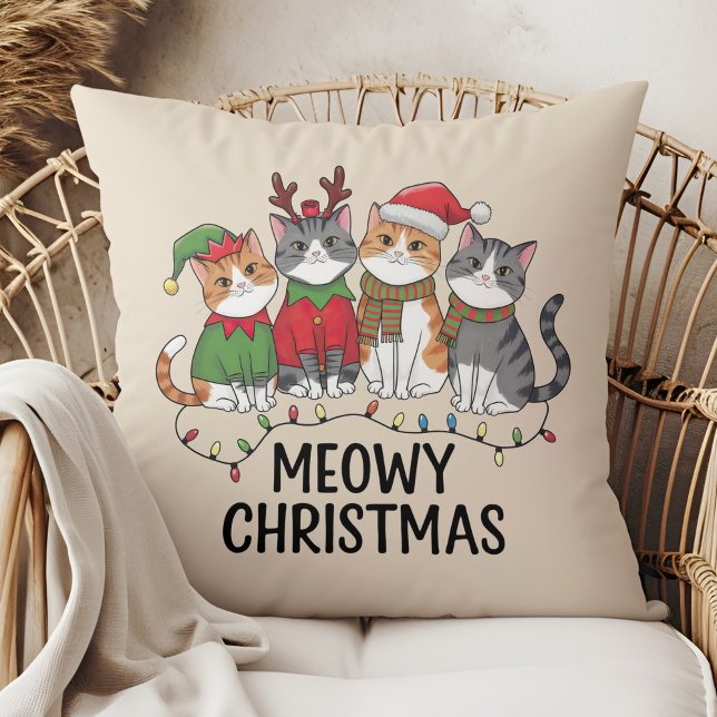 Coussin Joyeux Noël Meowy - Chats drôles - Vacances mignon (Meowy Christmas Funny Cats - Cute Holiday Throw Pillow in a boho rattan armchair.)