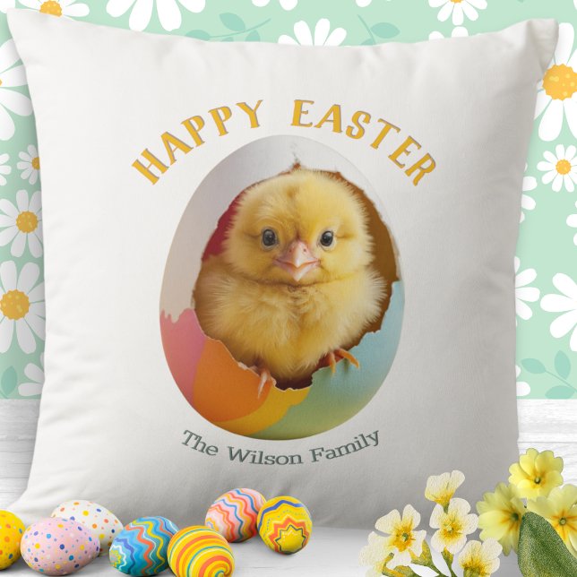 Coussin Joyeux oeuf de Pâques à l'éclosion (A pillow with Happy Easter words and picture of a cute yellow chick hatching out of a colorful egg)