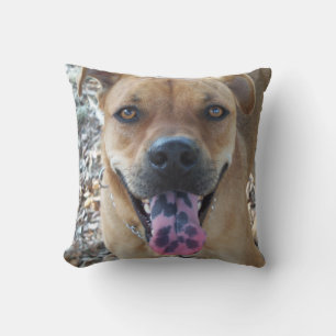 Coussin Joyeux petit brun avec une langue mouchetée