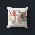 Coussin Joyeux Photo Simple Rouge Vert Jaune<br><div class="desc">Ces ornements de Noël de 16 po x 16 po ont un espace réservé pour votre photo,  nom et année préférés. Les lettres dans le mot,  Joyeux sont grandes et dans différentes couleurs de rouge,  vert et jaune sur un arrière - plan d'ivoire.</div>