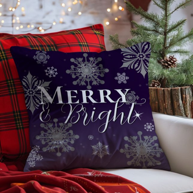 Coussin Joyeux violet et flocons de neige brillants Noël (Purple Merry and Bright Snowflakes Christmas Throw Pillow)