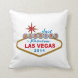 Coussin Juste marié à Las Vegas fabuleux 2014 (signe)<br><div class="desc">Juste marié à Las Vegas fabuleux 2014 (signe de Vegas)… cette chemise drôle de mariage comporte l'accueil de renommée mondiale au signe de Las Vegas. Grande idée de cadeau de mariage pour des jeunes mariés se mariant à Las Vegas. Grande chemise de lune de miel ! Perfectionnez pour porter tout...</div>