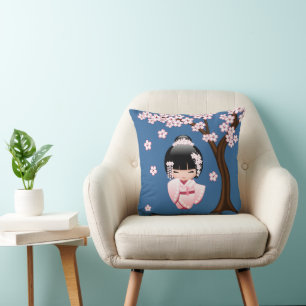 Coussin Kimono rose Kawaii Poupée Kokeshi sur fond bleu