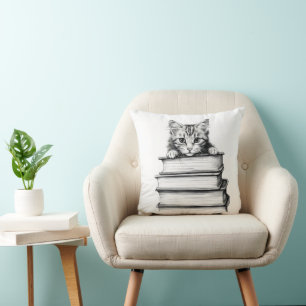 Coussin Kitten sur livres Monochromatique