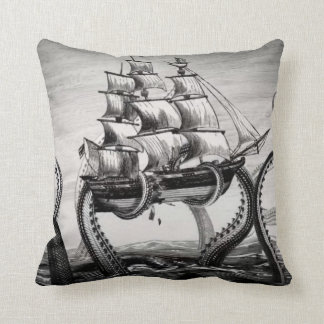 Coussin Kraken tenant le pirate/bateau de navigation 20"