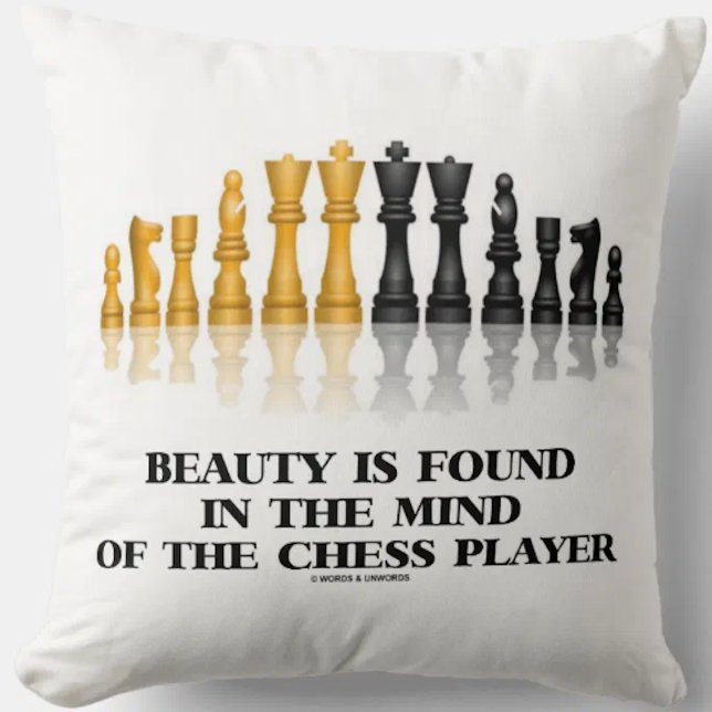Coussin La Beauté Se Trouve Dans L'Esprit Du Joueur D'Éche (Showcase your wry chess player side with this chess saying throw pillow)